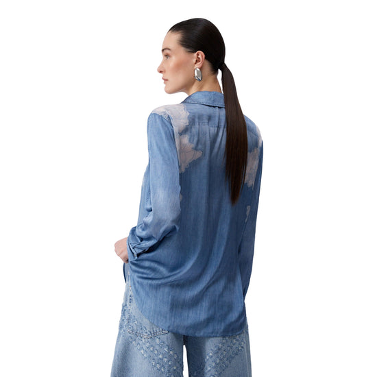 Camicia Donna con stampa digitale effetto denim modella retro
