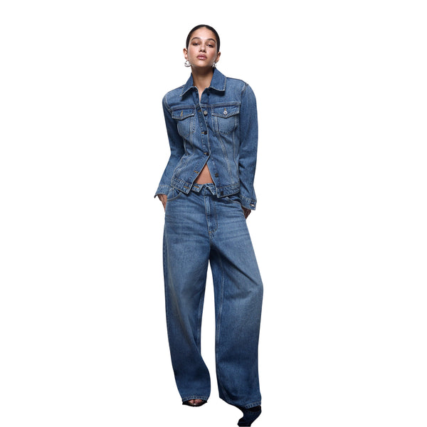 Giacca Donna in denim con stringhe sul retro modella intera frontale