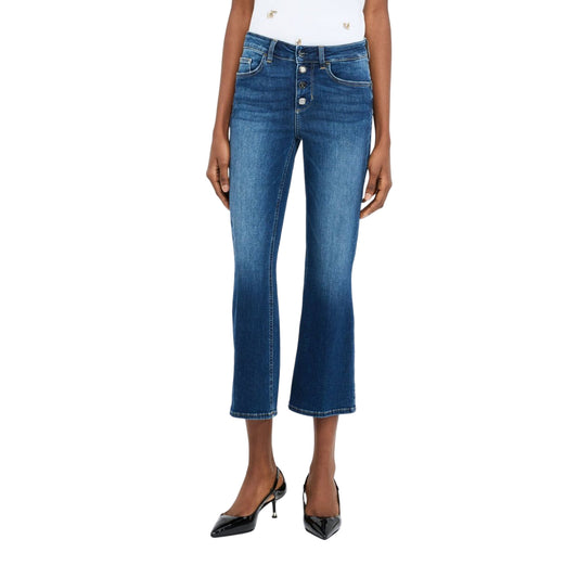 Acquista subito il Jeans Donna, realizzato in denim di cotone, modello a vita alta e gamba a zampa sopra la caviglia, firmato LiuJo su Martini 900: vieni a scoprire tutta la collezione sul nostro sito