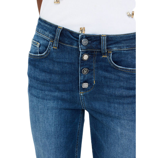 Acquista subito il Jeans Donna, realizzato in denim di cotone, modello a vita alta e gamba a zampa sopra la caviglia, firmato LiuJo su Martini 900: vieni a scoprire tutta la collezione sul nostro sito