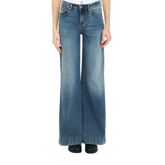 Jeans Flare Donna con lavaggio used modella frontale