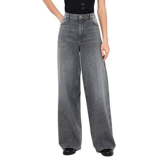 Jeans Donna baggy con strass applicati modella frontale