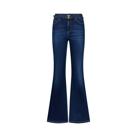 Acquista subito il Jeans Donna, in denim di cotone, a vita alta e gamba flare, modello a cinque tasche e logo di metallo sul retro, firmato LiuJo su Martini 900: vieni a scoprire tutta la collezione sul nostro sito. 