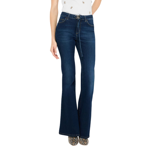 Acquista subito il Jeans Donna, in denim di cotone, a vita alta e gamba flare, modello a cinque tasche e logo di metallo sul retro, firmato LiuJo su Martini 900: vieni a scoprire tutta la collezione sul nostro sito. 
