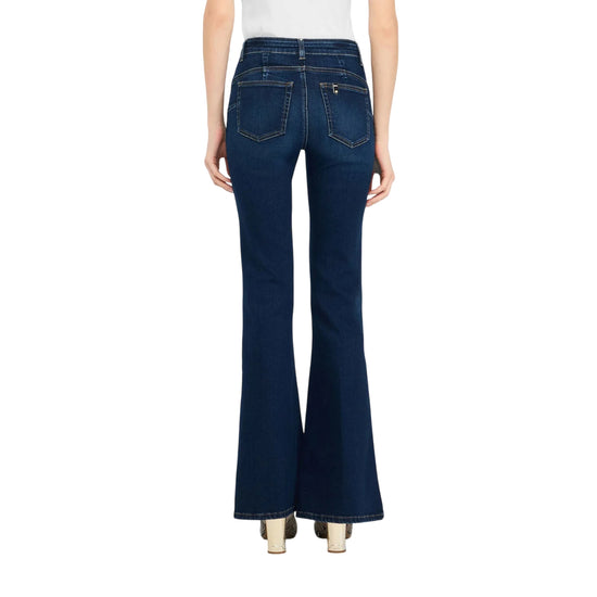 Acquista subito il Jeans Donna, in denim di cotone, a vita alta e gamba flare, modello a cinque tasche e logo di metallo sul retro, firmato LiuJo su Martini 900: vieni a scoprire tutta la collezione sul nostro sito. 