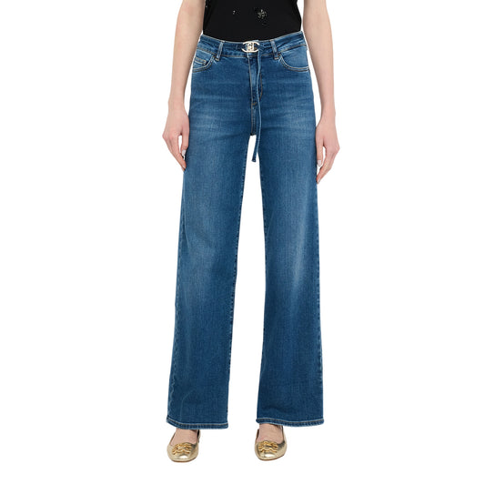Jeans Donna flare cropped con cintura modella frontale
