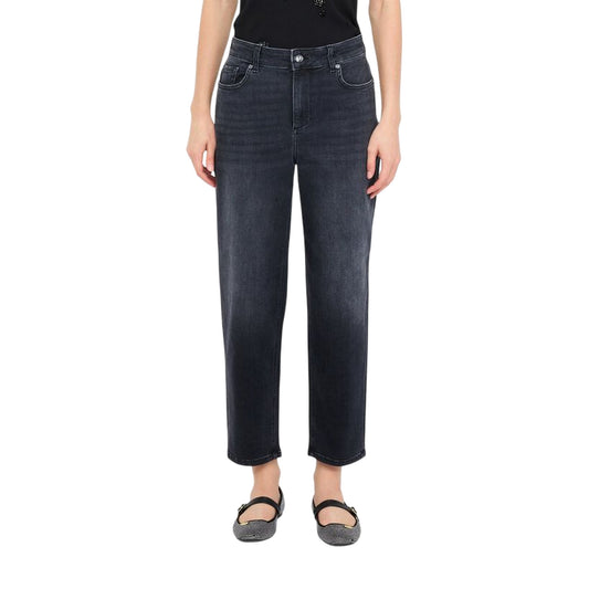Jeans Donna carrot fit in denim nero modella frontale