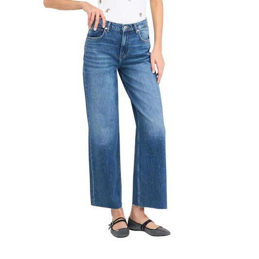 Acquista subito il Jeans Donna, realizzato in puro cotone, vita bassa, modello cinque tasche e chiusura con zip e bottone nascosta firmati LiuJo su Martini 900: vieni a scoprire tutta la collezione sul nostro sito.