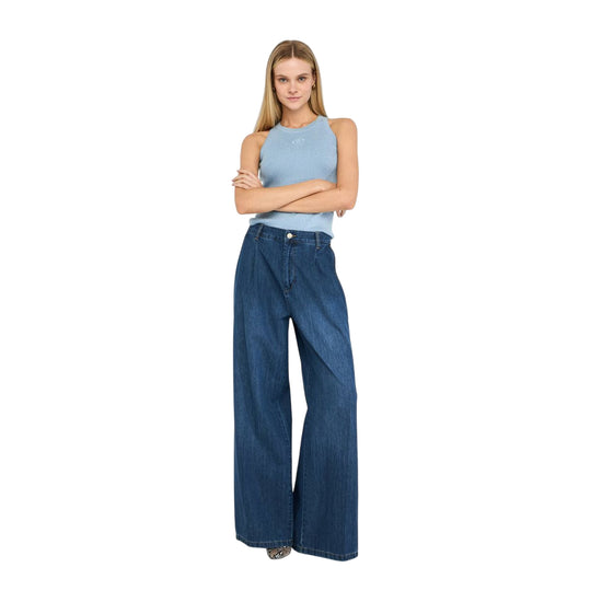 Top Donna in maglia lurex con scollo tondo Celeste modella intera frontale