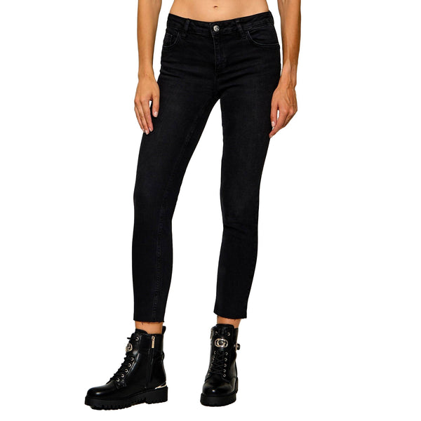 Jeans Donna skinny in denim nero, modella frontale