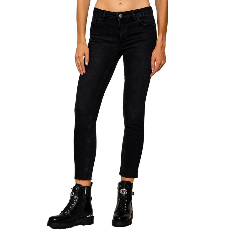 Jeans Donna skinny in denim nero, modella frontale