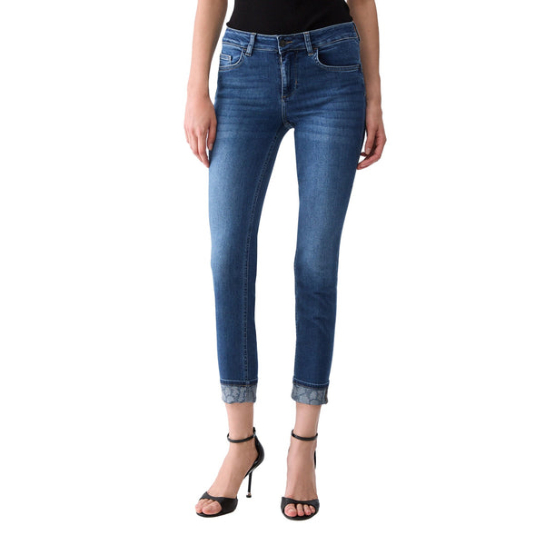 Jeans Skinny Donna con risvolto con strass modella frontale