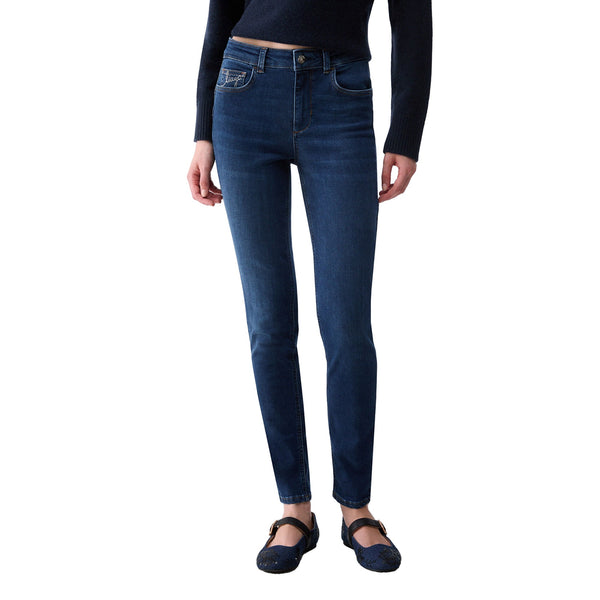 Jeans skinny Donna con dettaglio logo, modella frontale