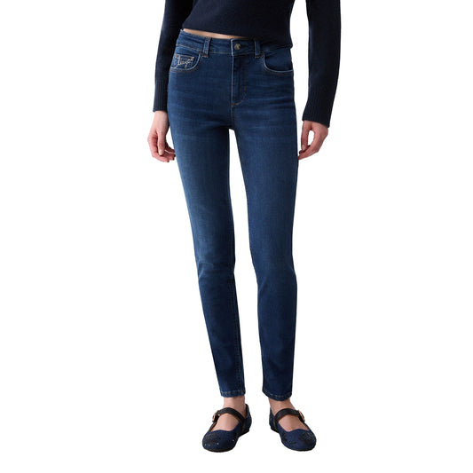 Jeans skinny Donna con dettaglio logo, modella frontale