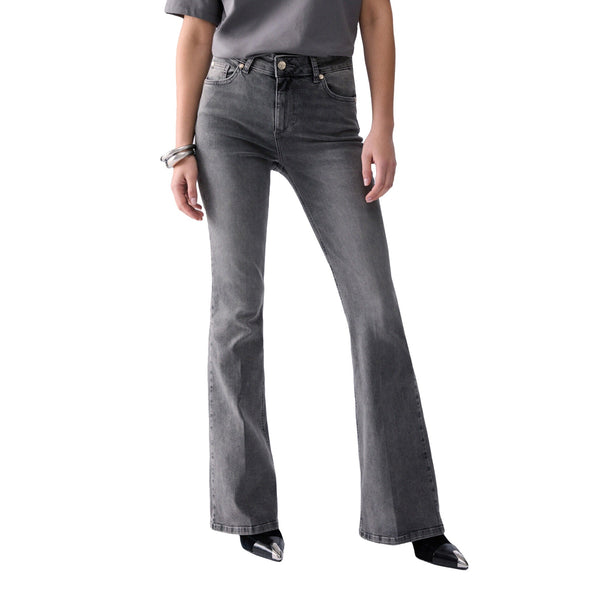 Jeans Bootcut Donna in denim grigio modella frontale