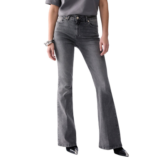 Jeans Bootcut Donna in denim grigio modella frontale