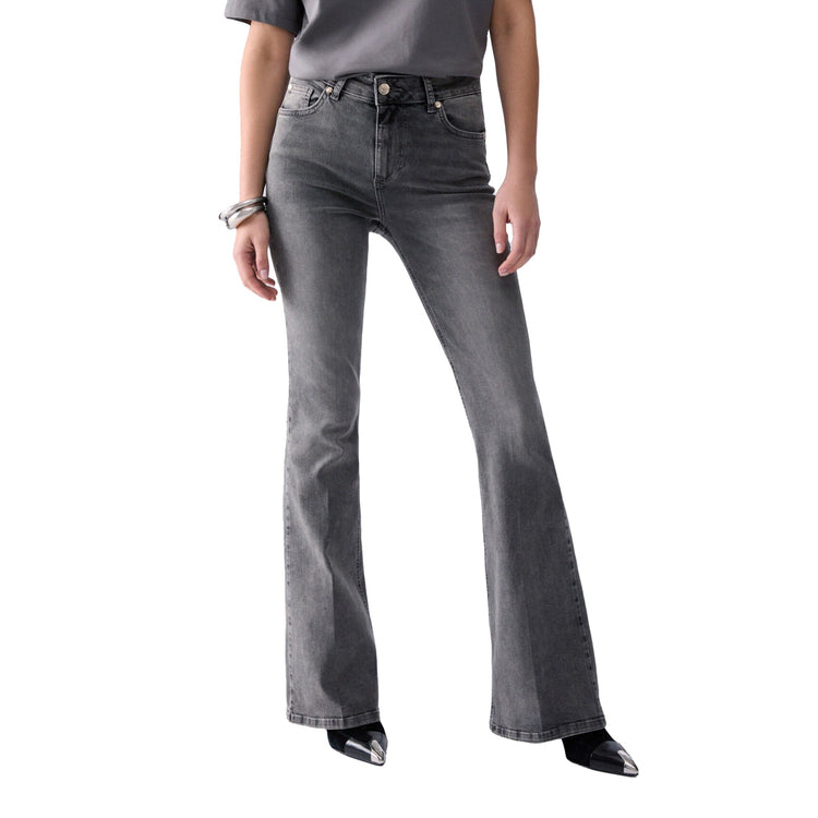 Jeans Bootcut Donna in denim grigio modella frontale