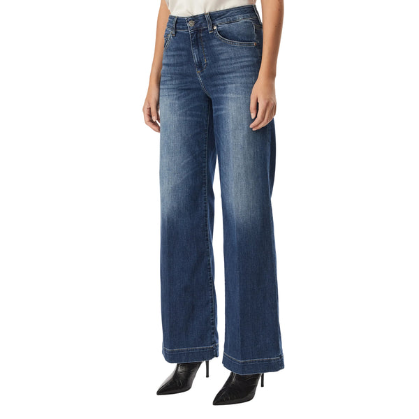 Jeans Donna a zampa in denim blu modella frontale
