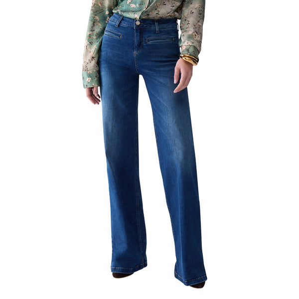 Jeans flare Donna in denim scuro modella frontale