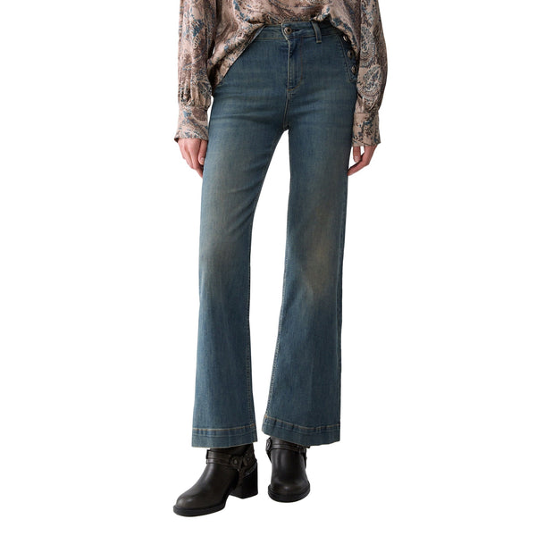 Jeans flare Donna con bottoni gioiello modella frontale