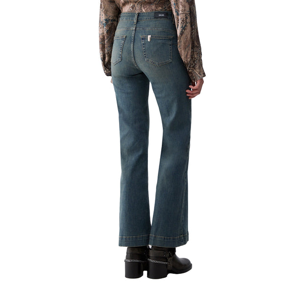 Jeans flare Donna con bottoni gioiello modella retro