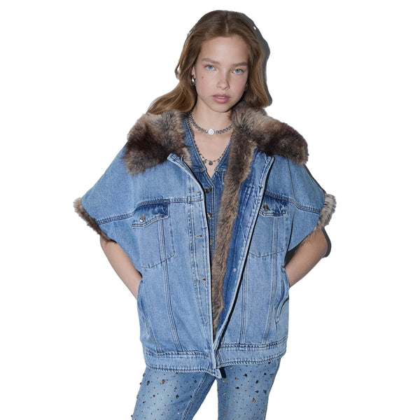 Gilet Donna in denim con dettagli teddy modella frontale