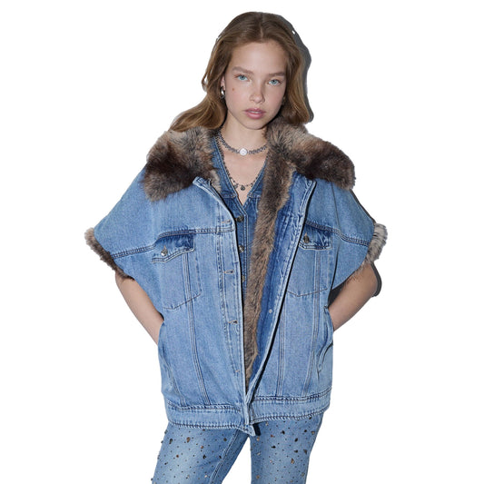 Gilet Donna in denim con dettagli teddy modella frontale