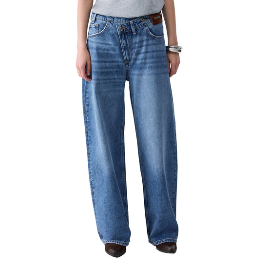 Jeans straight Donna con taglio asimmetrico modella frontale