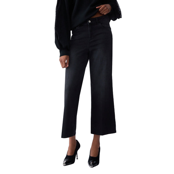 Pantalone Donna flare cropped in denim nero modella frontale