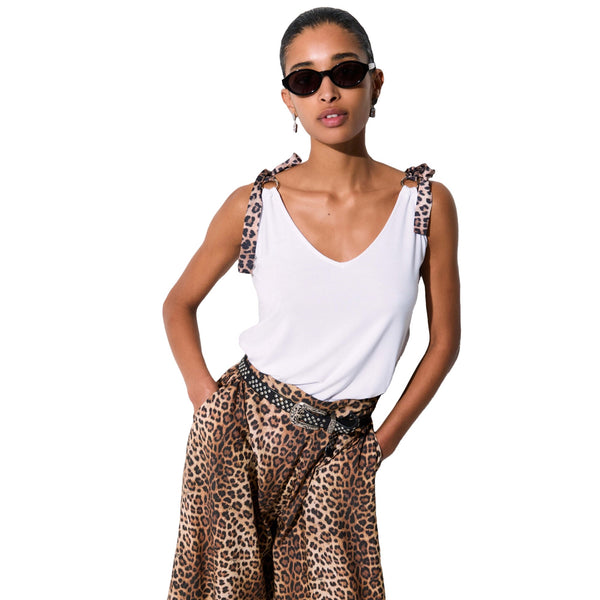 Top bianco Donna con fiocchi animalier modella frontale