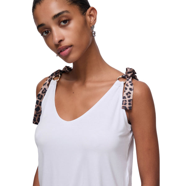 Top bianco Donna con fiocchi animalier modella frontale ravvicinata