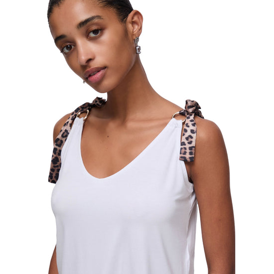 Top bianco Donna con fiocchi animalier modella frontale ravvicinata
