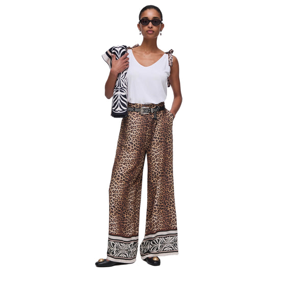 Top bianco Donna con fiocchi animalier modella intera frontale