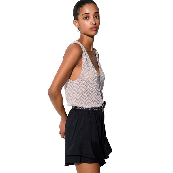 Shorts Donna con volant Nero modella laterale