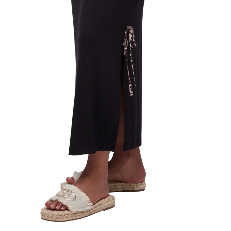 Abito lungo in jersey a tinta unita nera con maxi logo strass