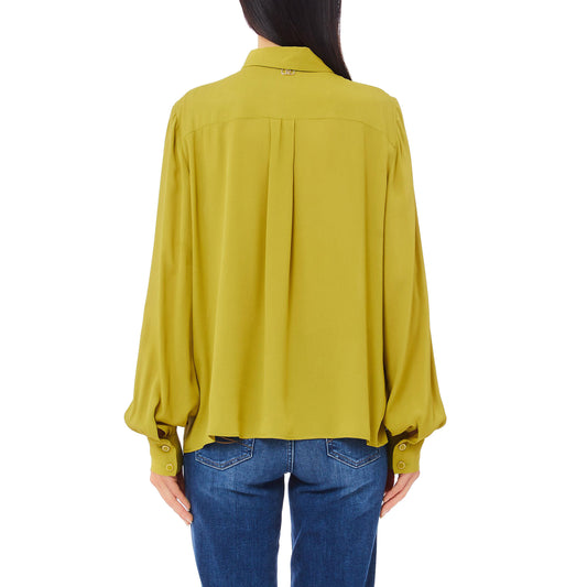 Camicia Donna in crêpe de chine Verde modella retro