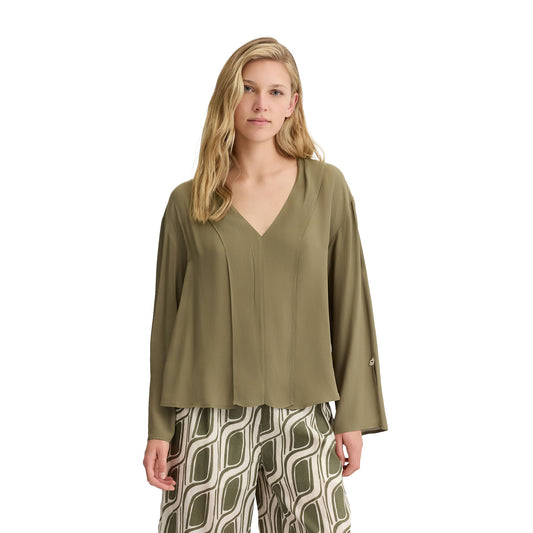 Blusa Donna in crêpe Verde modella frontale