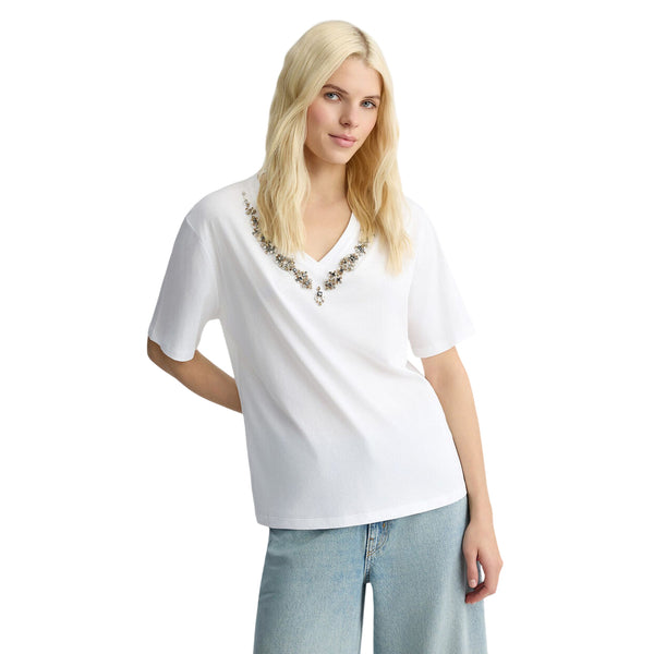 T-shirt bianca da donna con strass sullo scollo modella frontale 