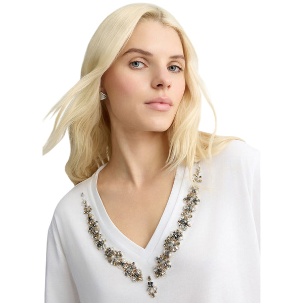 T-shirt bianca da donna con strass sullo scollo modella frontale ravvicinata