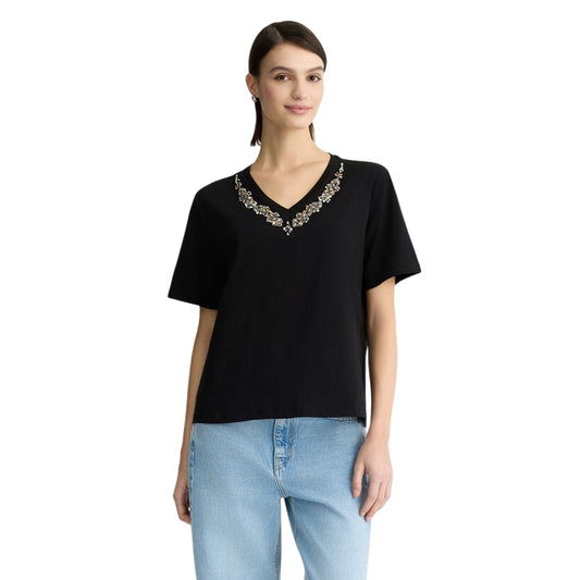 T-shirt nera da donna con strass sullo scollo modella frontale
