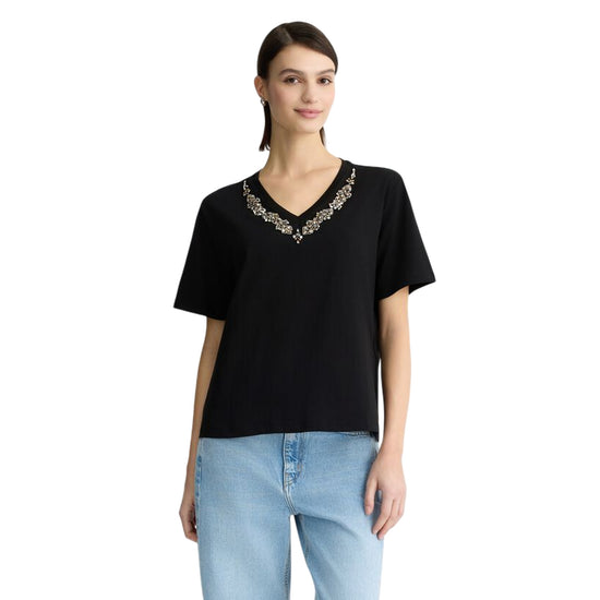T-shirt nera da donna con strass sullo scollo modella frontale