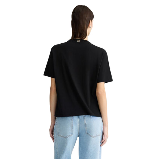 T-shirt nera da donna con strass sullo scollo modella retro