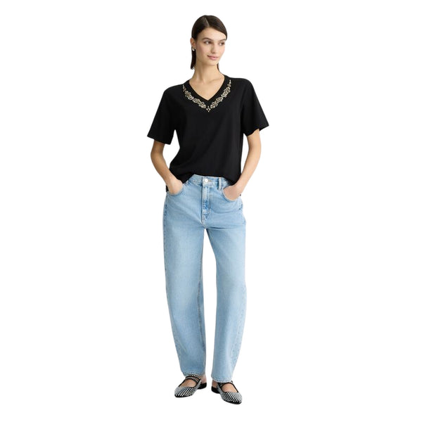 T-shirt nera da donna con strass sullo scollo modella frontale intera