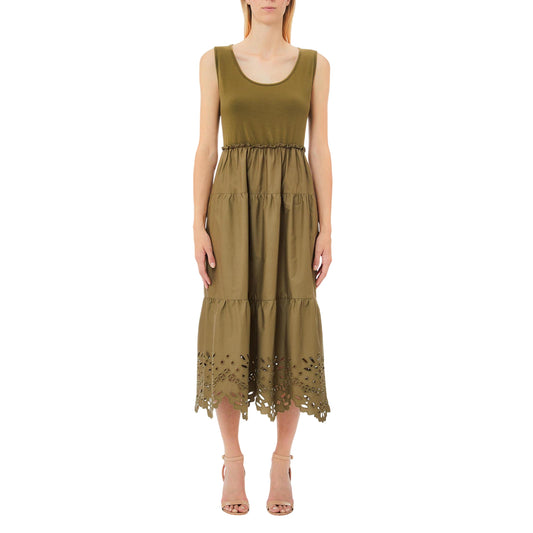 Abito Donna Verde con ricami al fondo modella frontale