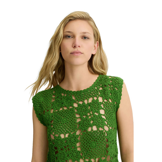 Top Donna in maglia crochet Verde modella frontale ravvicinata
