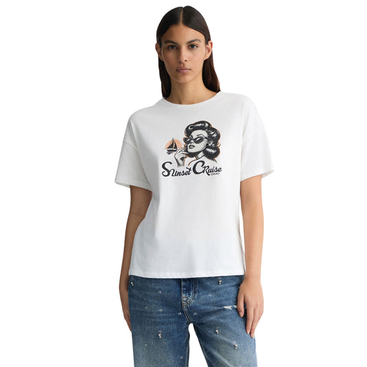 T-shirt Bianca da Donna con stampa "Sunset Cruise" modella frontale