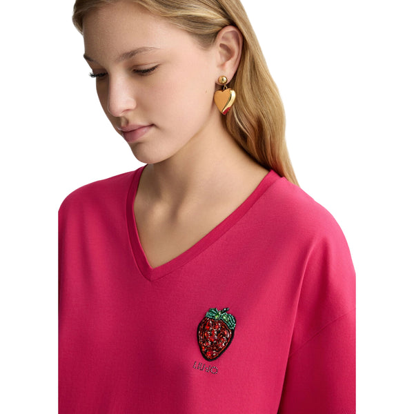 T-shirt fucsia da Donna con fragola dettaglio modella ravvicinata