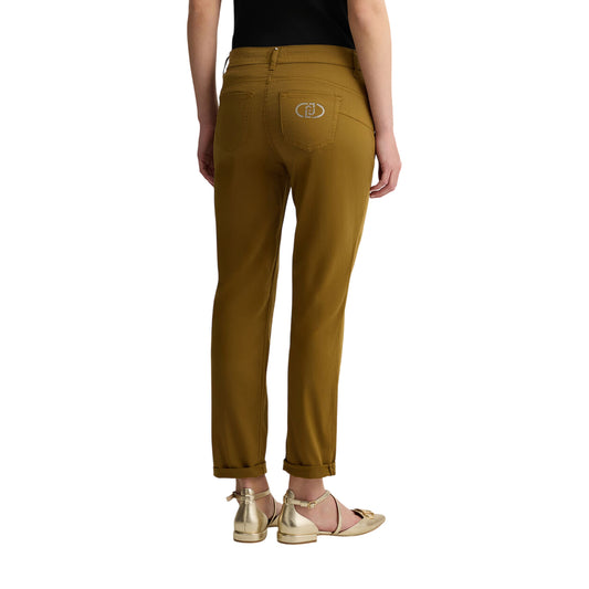 Pantaloni donna skinny cropped Marrone modella retro