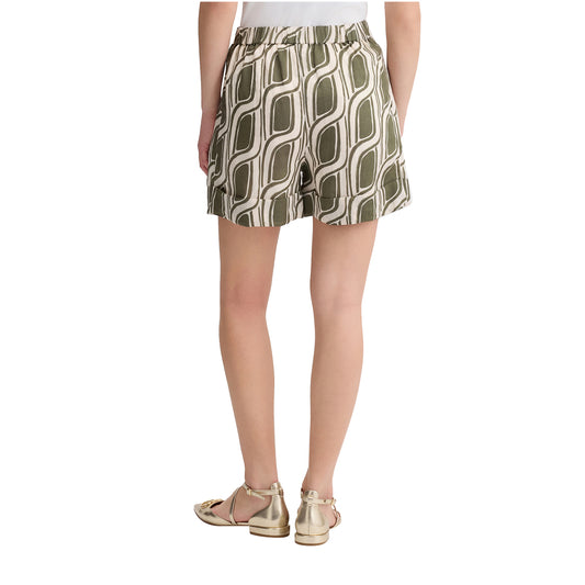 Shorts Donna in ramiè stampato Verde modella retro