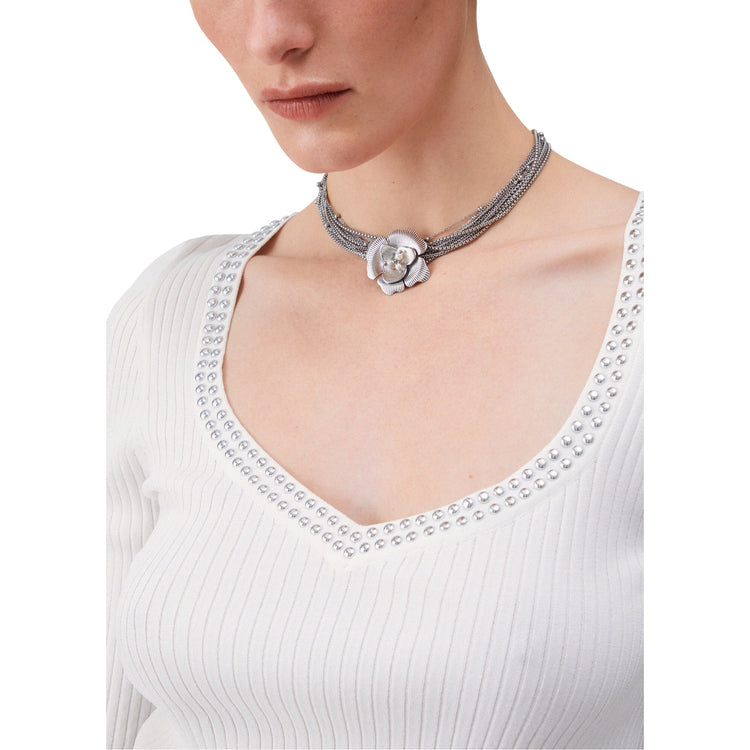 Maglia Donna Bianca con borchie sullo scollo dettaglio